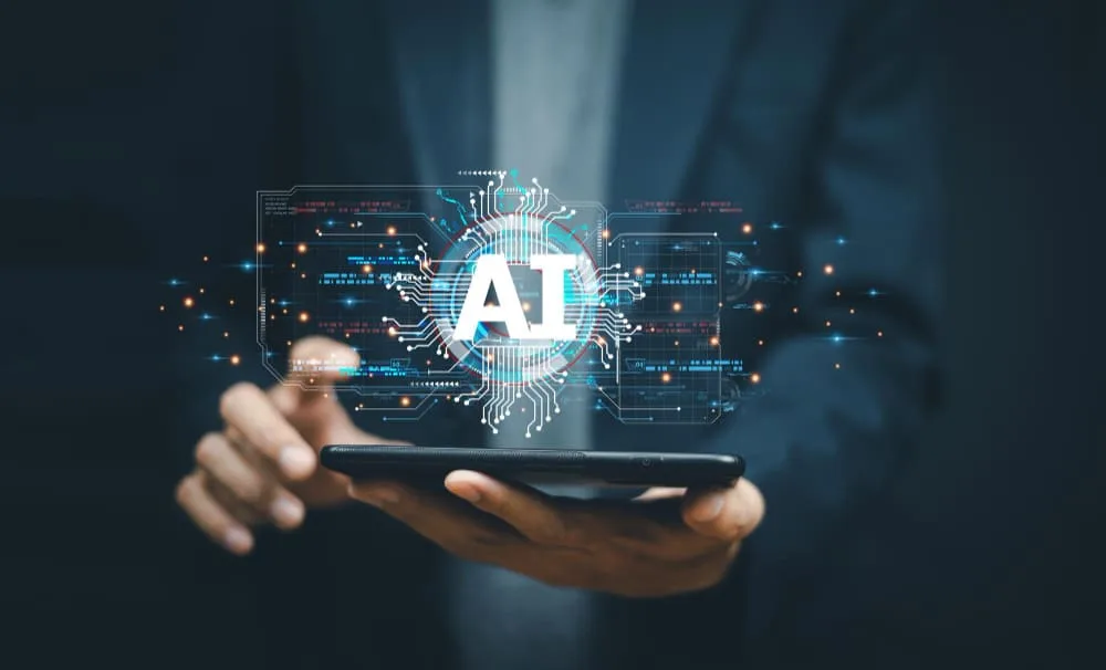 Hombre sosteniendo un celular que cuenta con un agentic AI dándole servicio