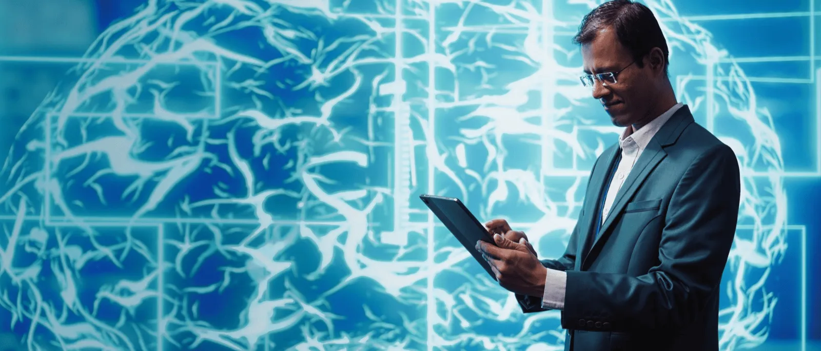 Hombre ejecutivo sostiene una tablet. Al fondo vemos un olograma de un cerebro computarizado representando la IA empresarial en México.