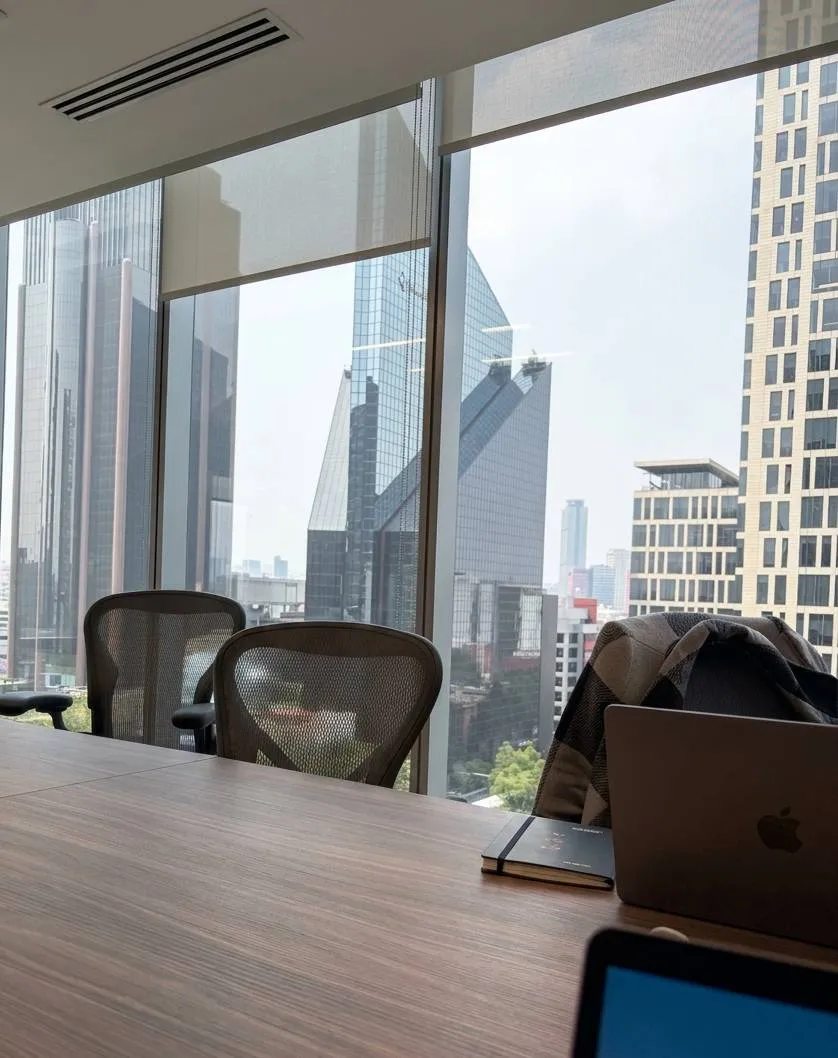 Oficina de Newsoft en Ciudad de México, con vista a Paseo de la Reforma